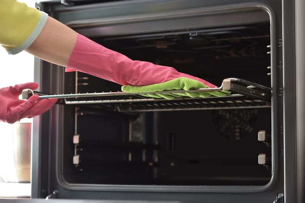 3 Simple Oven-Cleaning Hacks From the Pros
